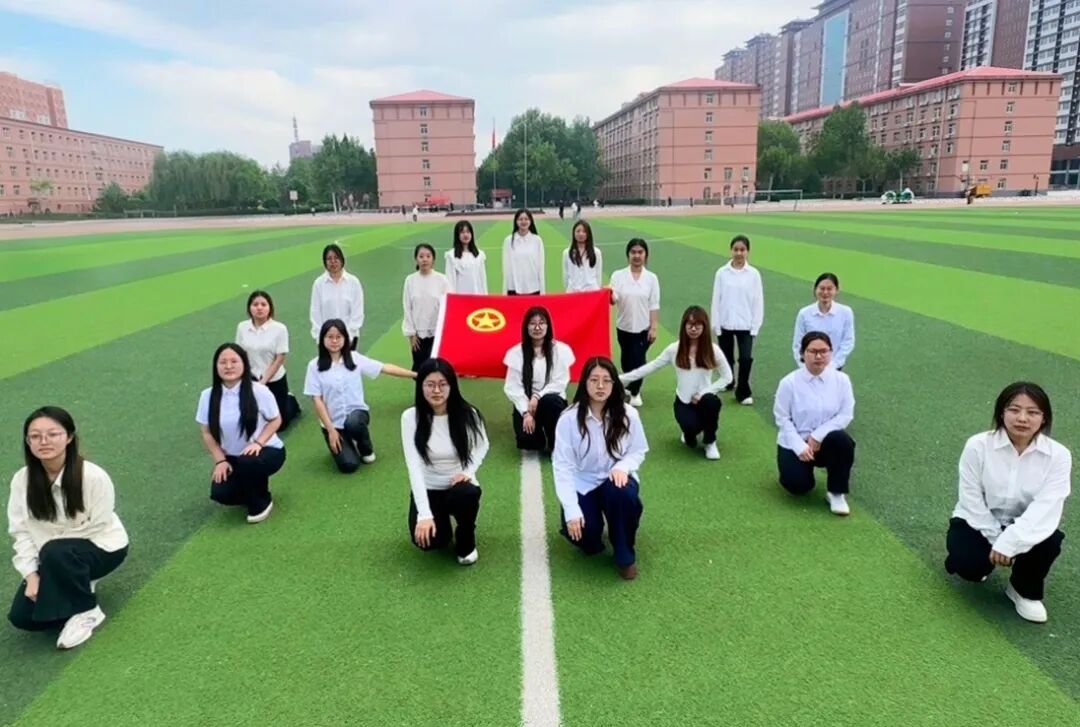 五四青年节——咔嚓！保理学子与团旗的青春同框