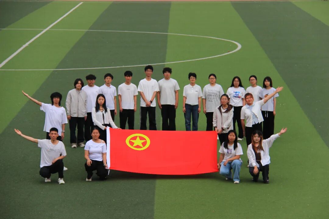 五四青年节——咔嚓！保理学子与团旗的青春同框