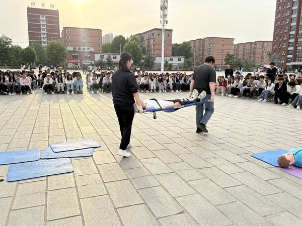学以致用，“救”在身边|保定理工学院管理学院举行应急救护技能实操展示活动