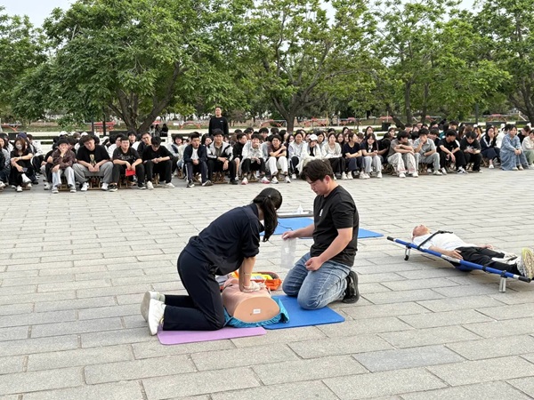 学以致用，“救”在身边|保定理工学院管理学院举行应急救护技能实操展示活动
