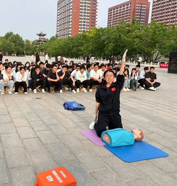 学以致用，“救”在身边|保定理工学院管理学院举行应急救护技能实操展示活动
