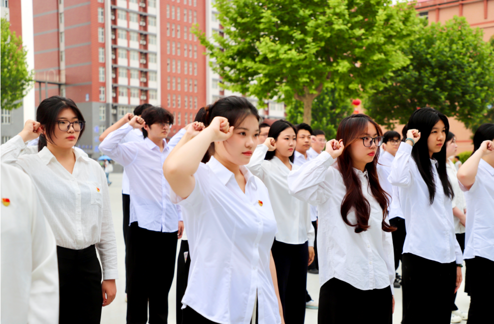 初心如磐践使命 青春逐梦启新程——保定理工学院管理科学与工程学院组织2026届毕业生党员重温入党誓词活动