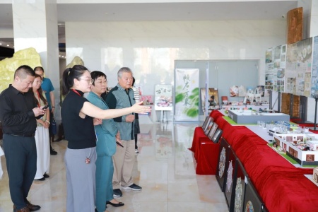 产教融合促发展 数智创新启新篇— —保定市国贸集团一行到访保定理工学院艺术学院开展合作交流