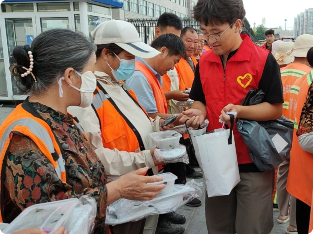 端午公益行，劳动育青年——保定理工青年志愿者以粽为礼，致敬城市一线劳动者