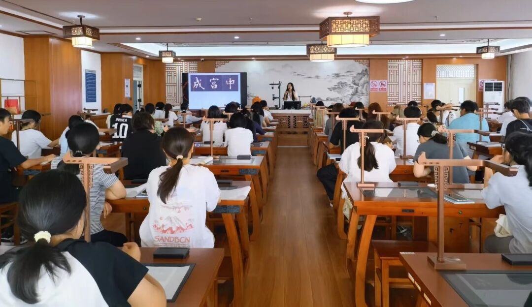 探秘科研殿堂 启迪求学初心｜保定理工学院组织新生开展跨学院实验室研学活动