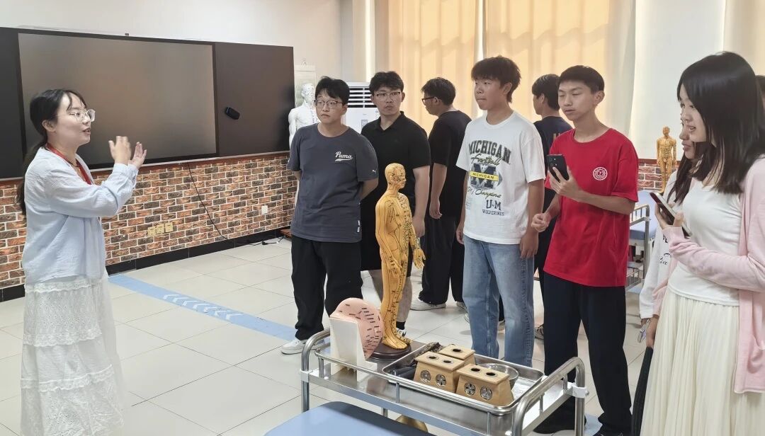 探秘科研殿堂 启迪求学初心｜保定理工学院组织新生开展跨学院实验室研学活动