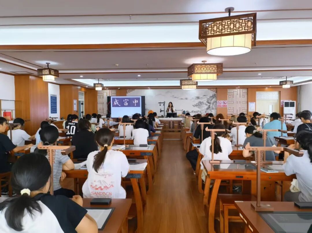 探秘科创实验室，启航崭新求学路——教育学院组织2026级新生参观校园特色实验室
