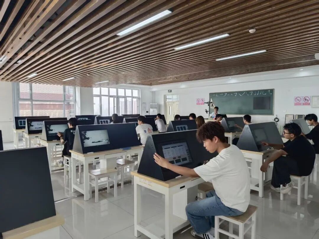 探秘科创实验室，启航崭新求学路——教育学院组织2026级新生参观校园特色实验室