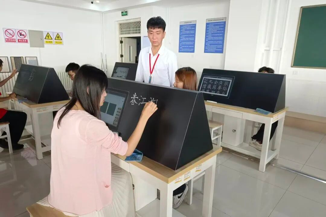 【教育学院·学院快讯】实验室开放共享，研学交流共成长——教育学院面向全校新生开放特色实验室参观活动